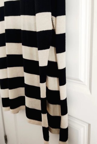 Vestido de punto largo rayas beige y negro