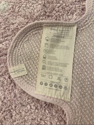 Alfombra infantil rosa con borde ondulado