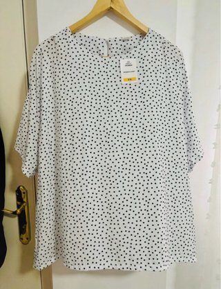 Blusa lunares talla grande con etiqueta