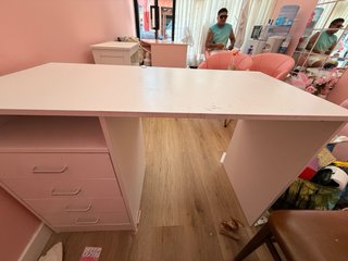 Mesa de manicura con 4 cajones