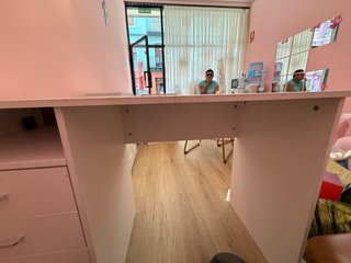 Mesa de manicura con 4 cajones
