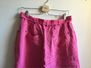 Falda rosa con cinturón