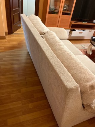 Sofá de tela beige