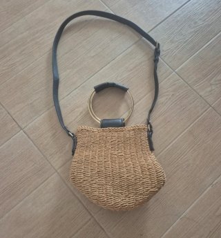 Bolso de rafia con asa de aro