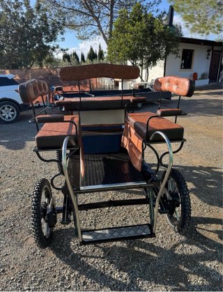 Carro de caballos marrón y madera
