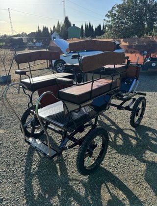 Carro de caballos marrón y madera