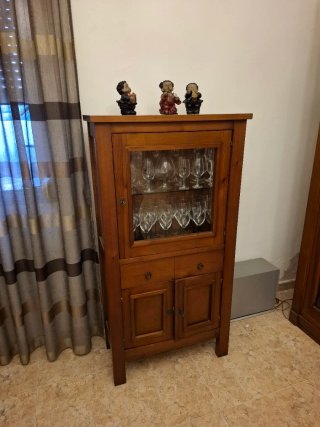 Vitrina madera con puerta de cristal