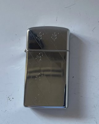 Mechero Zippo Slim Cromado Grabado Fleur-de-Lis