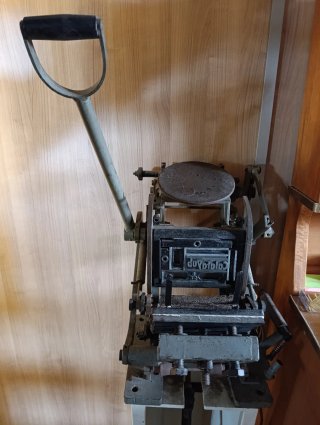 Máquina de imprenta antigua tipo Boston