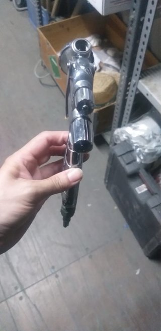 Pistola de pintar cromada