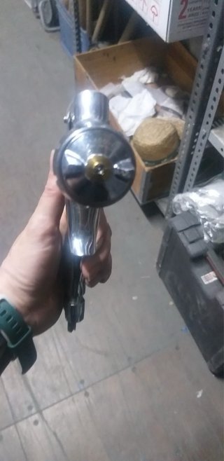 Pistola de pintar cromada