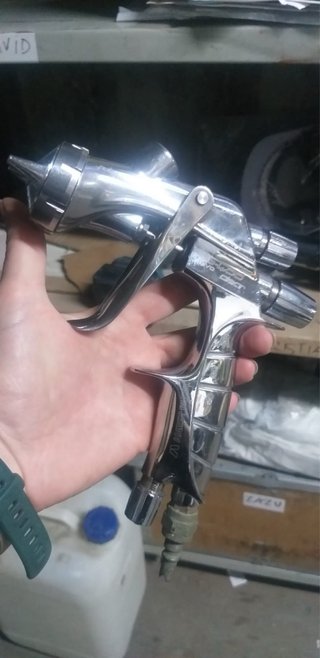Pistola de pintar cromada
