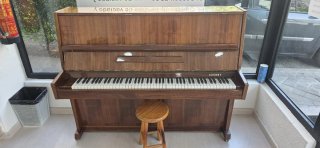 Piano antiguo de madera