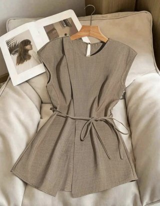 Blusa marrón sin mangas con cinturón
