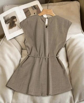 Blusa marrón sin mangas con cinturón