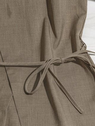 Blusa marrón sin mangas con cinturón