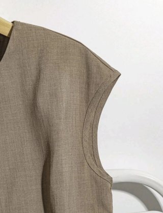 Blusa marrón sin mangas con cinturón