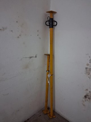 Puntales de obra amarillos