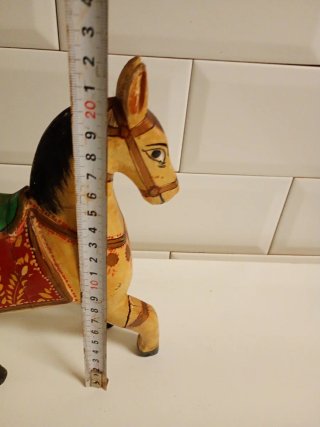 Caballo de madera decorado