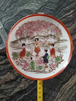 Plato antiguo Kutani decorado