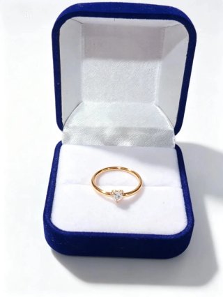 Anillo laminado en oro con cristal de corazón