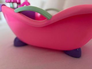 Bañera de juguete rosa con accesorios