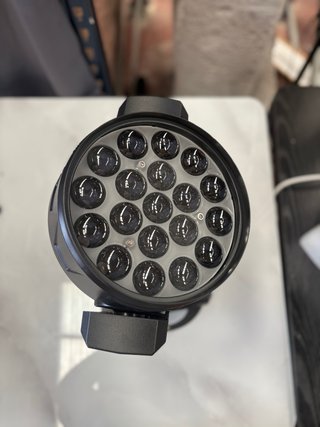 Cabezal móvil LED teñido