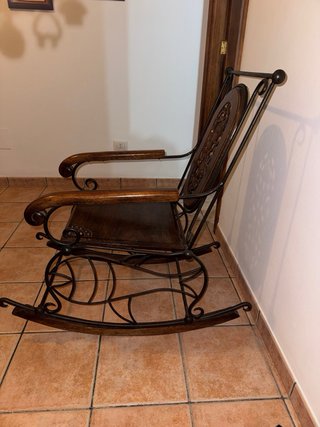 Conjunto de dos mecedoras y una mesa auxiliar.