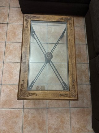 Conjunto de dos mecedoras y una mesa auxiliar.