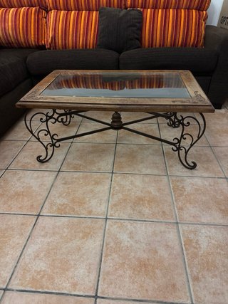 Conjunto de dos mecedoras y una mesa auxiliar.
