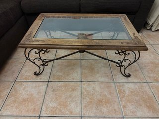 Conjunto de dos mecedoras y una mesa auxiliar.