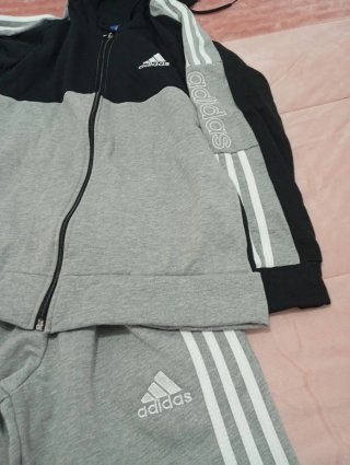 Chándal Adidas viene pequeño