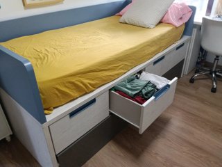 Armario juvenil esquinero blanco-azul y cama nid