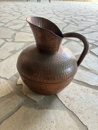 Jarrón antiguo de cobre martillado