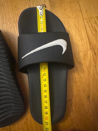 TALLA 32  Chanclas Nike niño negras Lomgitud 22cm
