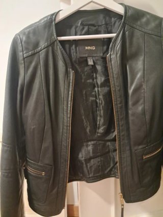 Chaqueta de piel negra Mango
