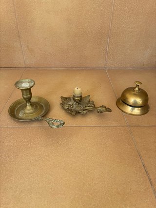 Juego de candelabros y campanilla latón