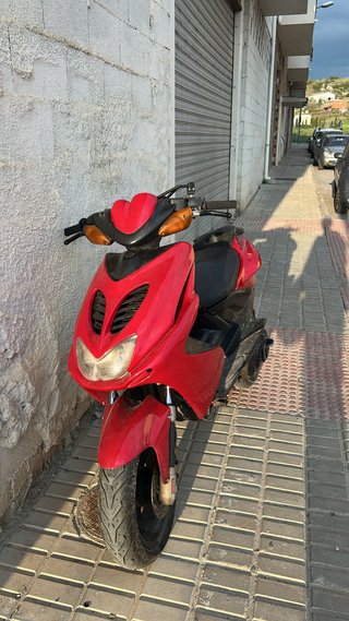 Moto Scooter Roja y Negra