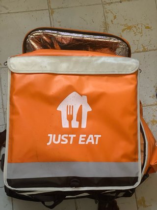 Mochila y Casco Just Eat Naranja y Negro