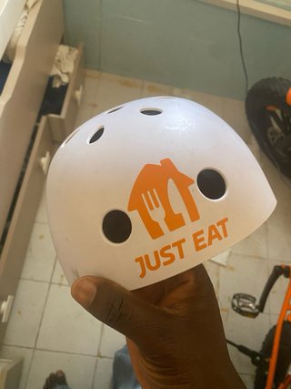 Mochila y Casco Just Eat Naranja y Negro