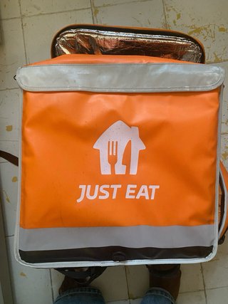Mochila y Casco Just Eat Naranja y Negro