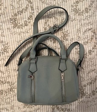 Bolso azulado con asas y cinta