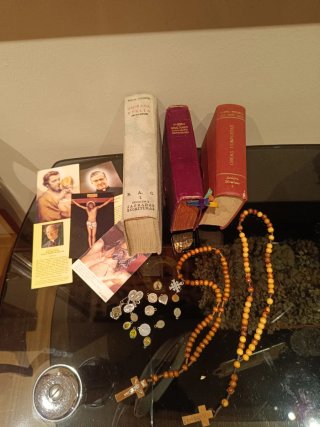 artículos religiosos.Biblia,Misal,etc