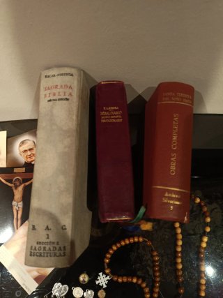 artículos religiosos.Biblia,Misal,etc