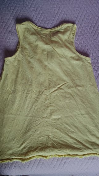 Camiseta sin mangas amarilla bordada