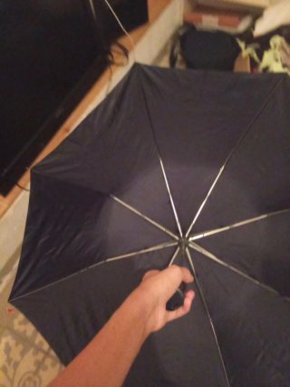Paraguas negro con estrellas amarillas