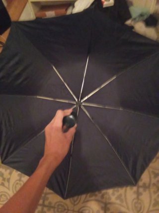 Paraguas negro con estrellas amarillas