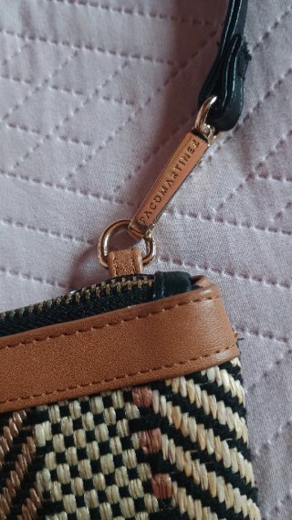 Bolso de mano tejido beige y negro