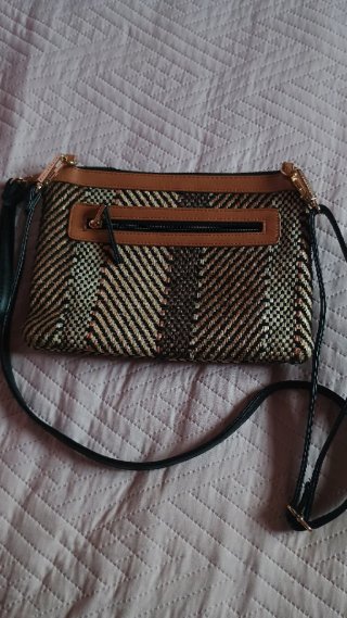 Bolso de mano tejido beige y negro