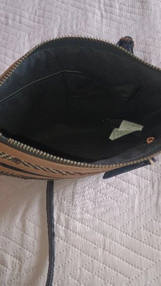Bolso de mano tejido beige y negro